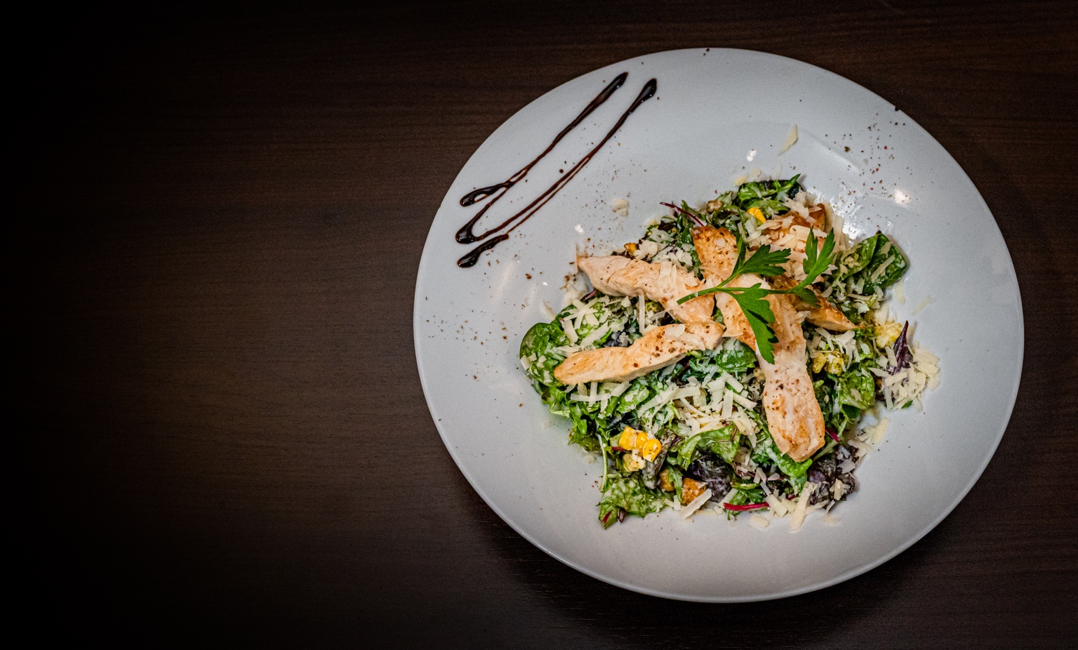 Salat mit Hähnchen aus der Mythos Küche