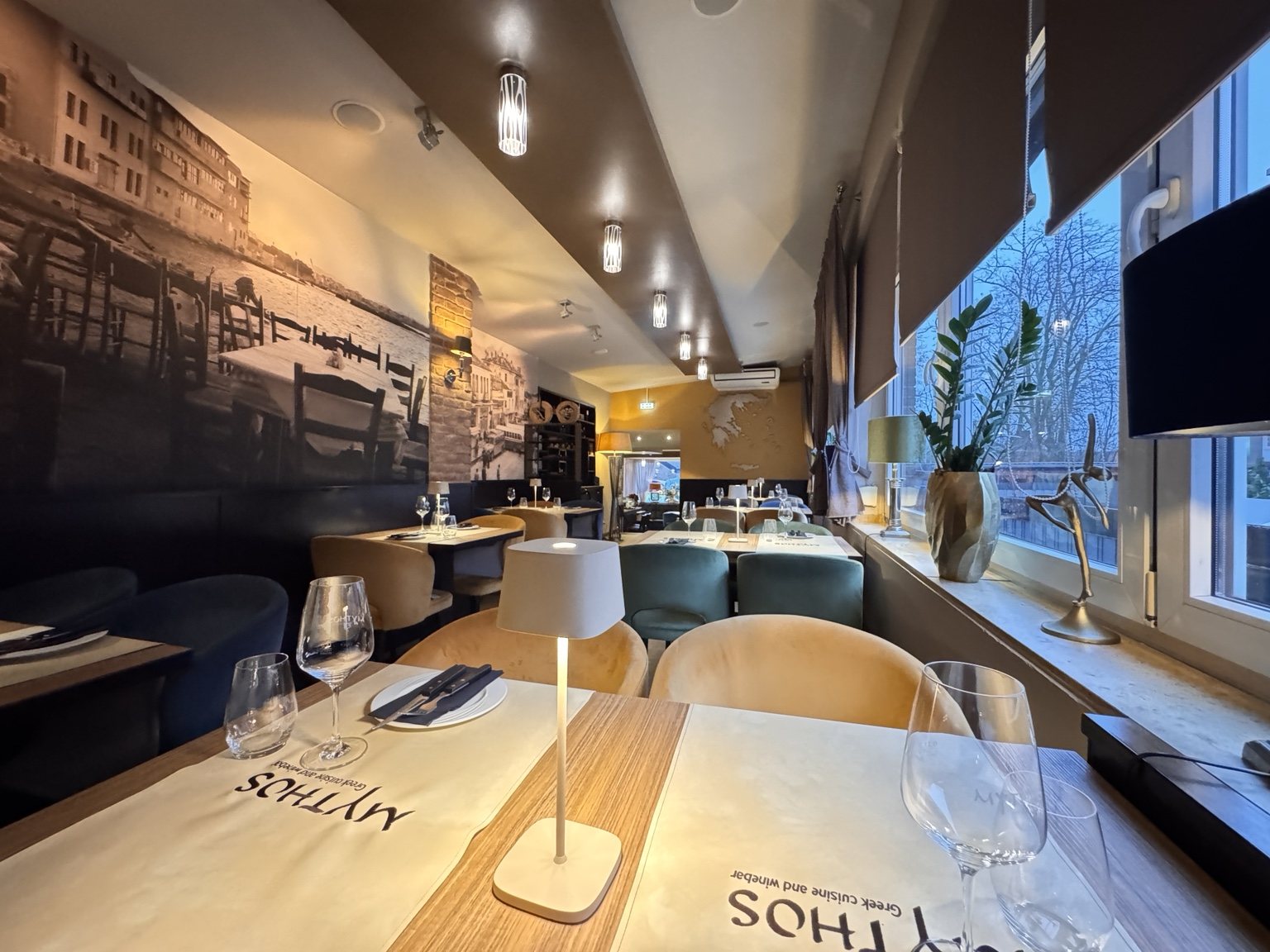 Restaurantbereich Mythos Greek Cuisine and Winebar
