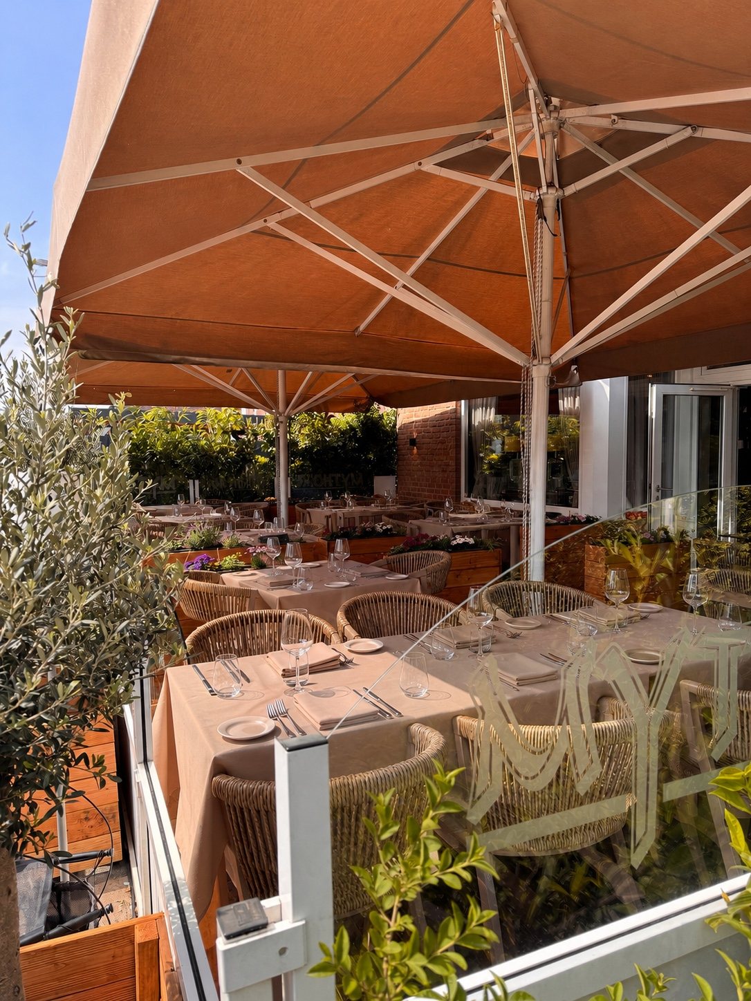 Mediterrane Terrasse des Mythos Restaurants in Dülmen
